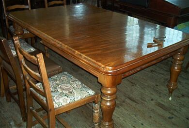 Dinning_Table_(Victorian).jpg