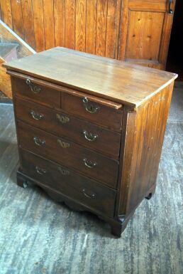 Oak_Chest_of_Drawers.jpg