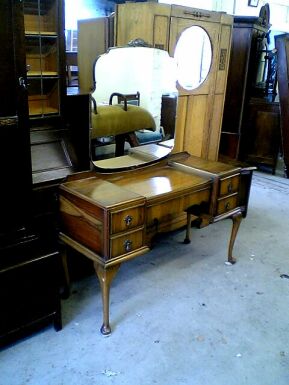 Dressing_Table_(Queen-Ann_Leg_Style).jpg